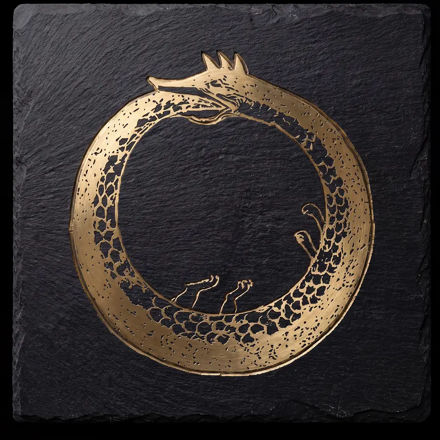 Ouroboros, urezano u crni škriljevac, rez zaliven zlatom