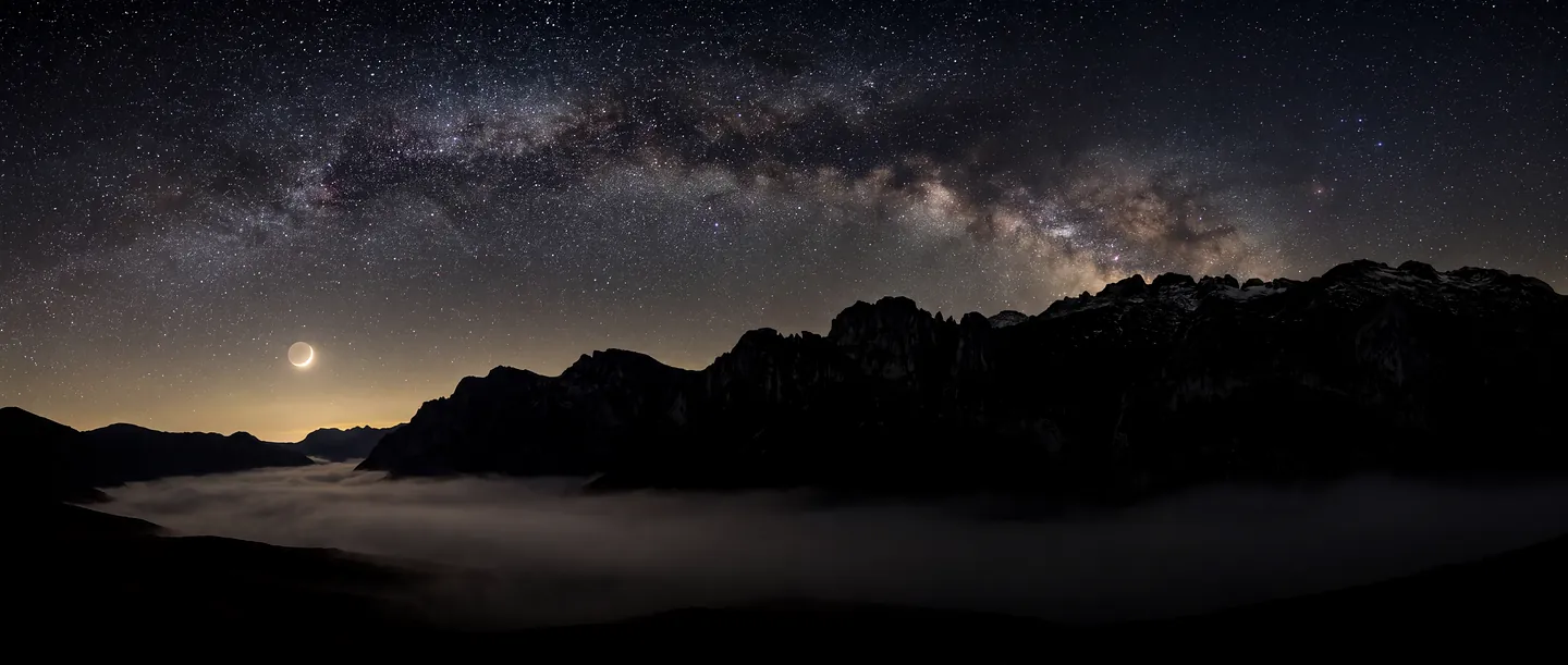 Mliječna staza nad crnim kršem, more magle u dolini